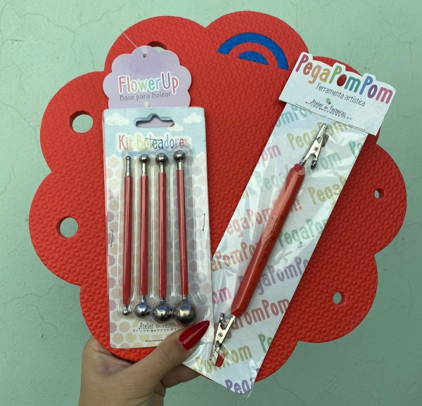 Kit Ferramentas Vermelho (boleador, tapete G, pega pompom) Atelier das Festeiras