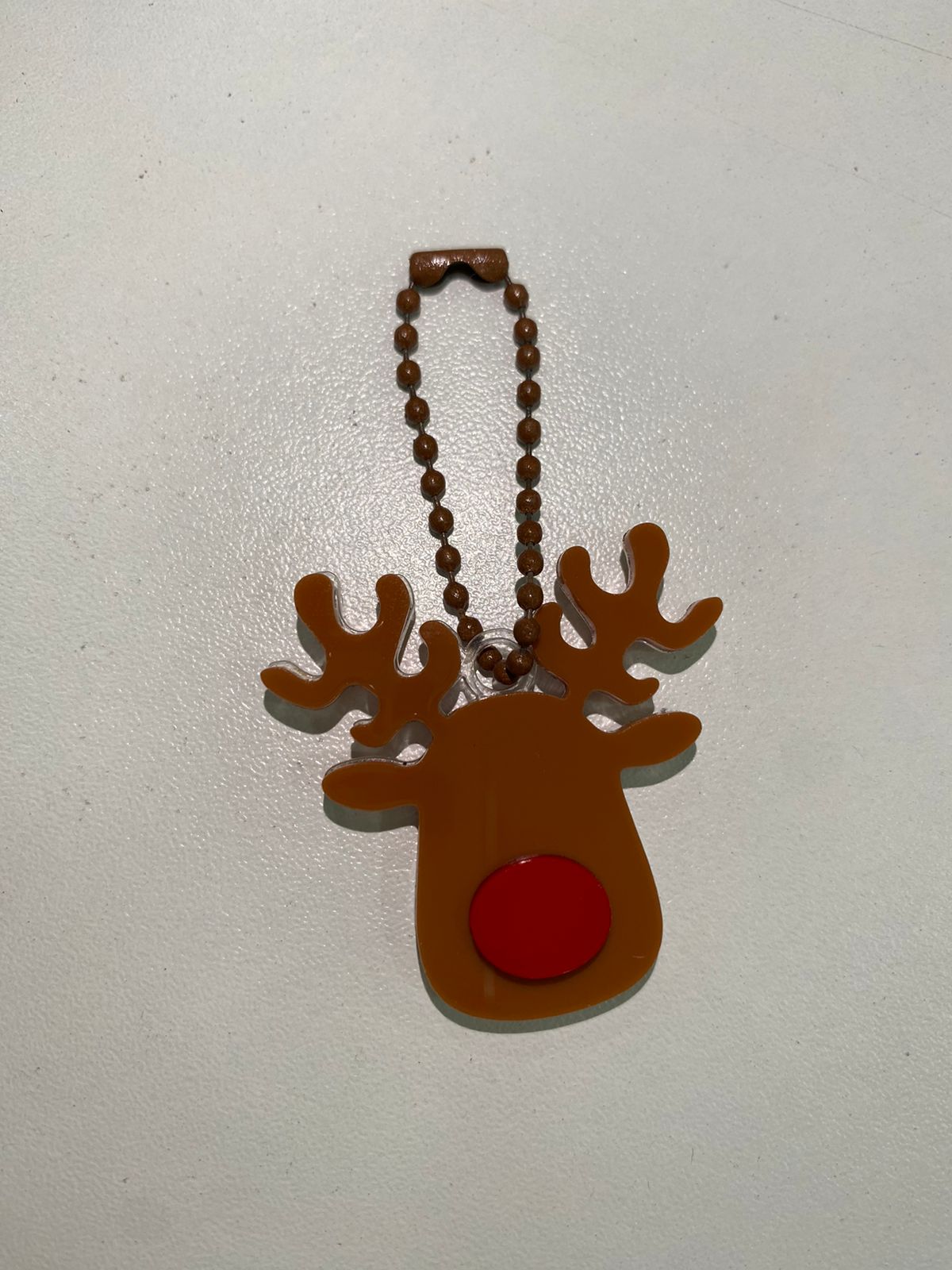 Pingente Acrílico Rena - aprox 4cm (acompanha correntinha)